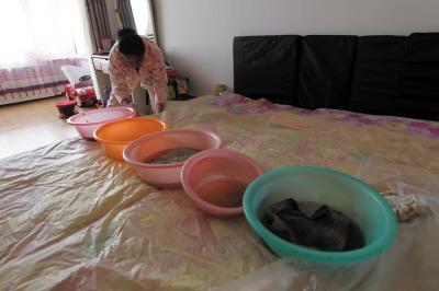喜德楼上漏水，住户失联，小区没物管，业主维权难！律师来支招……